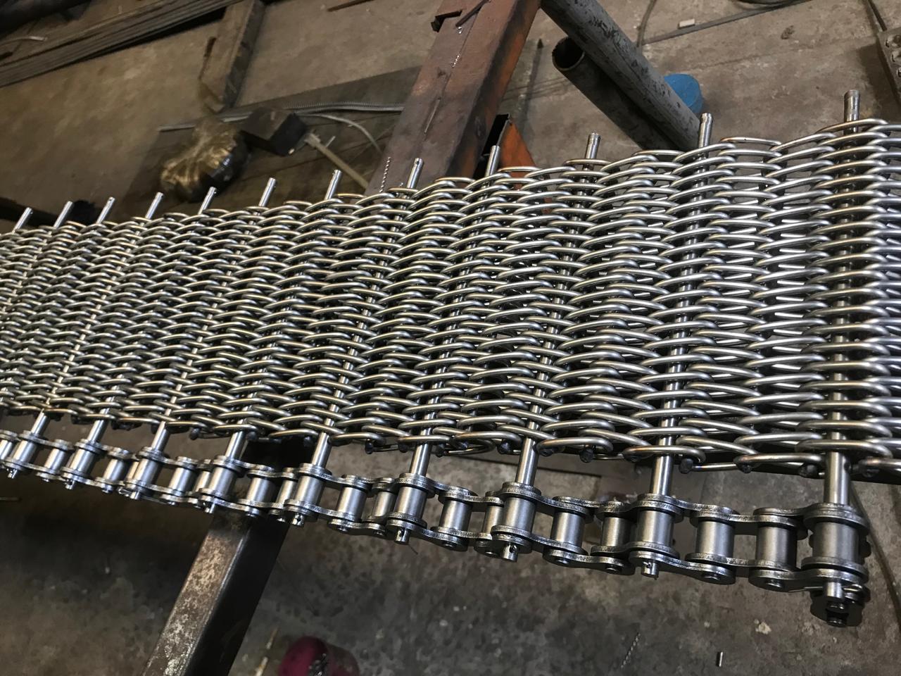 Detail wiremesh conveyor pada frame