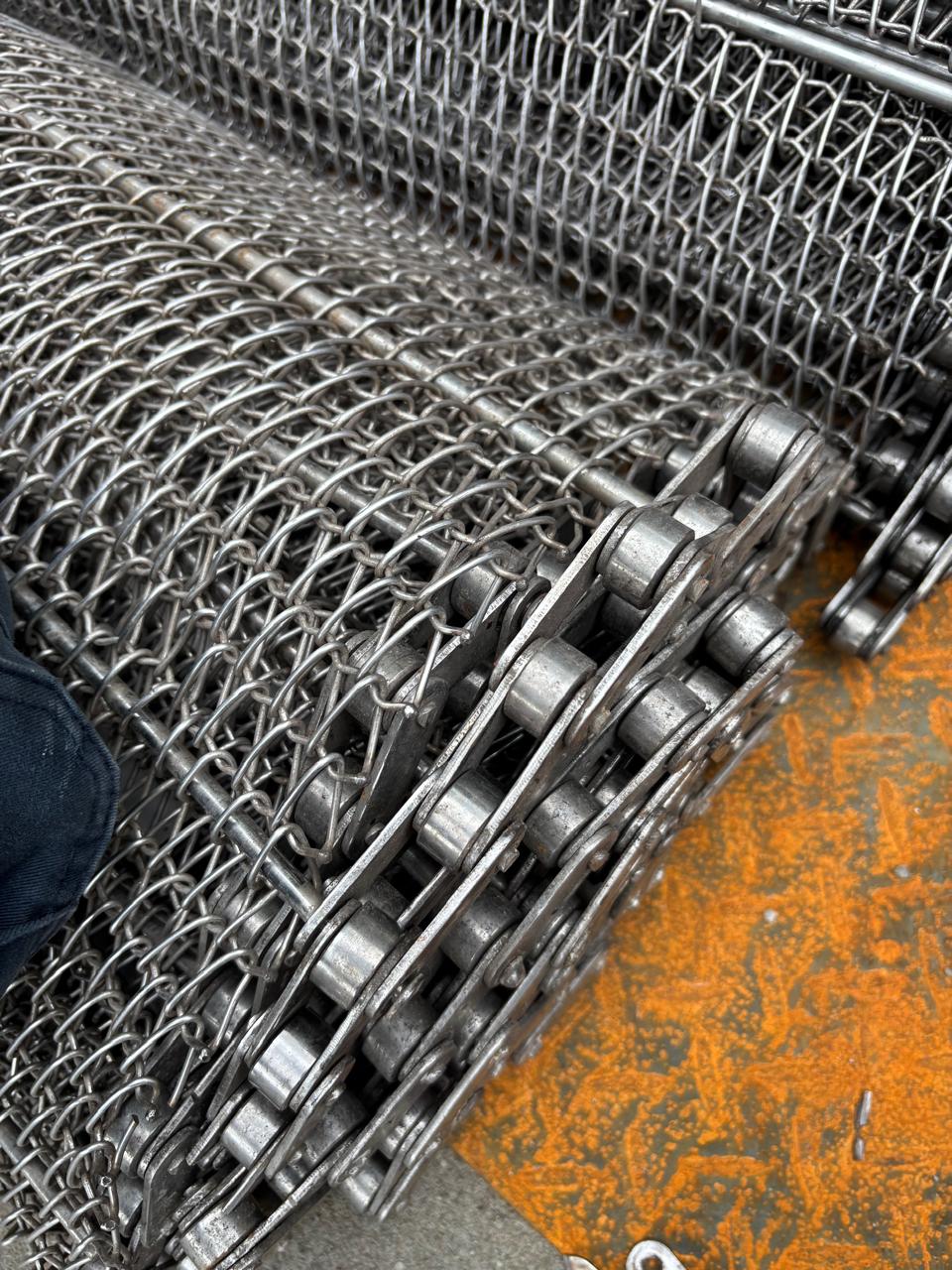 Wiremesh chain conveyor dengan rantai di kedua sisi
