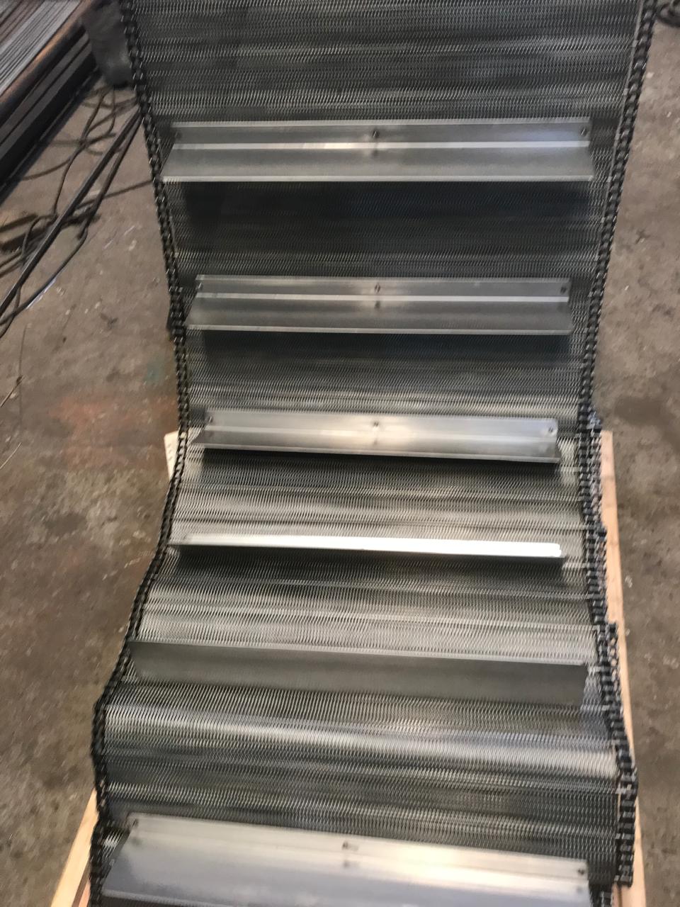 Chain conveyor dengan cleat