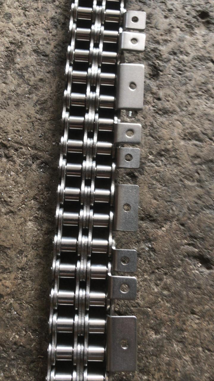 Roller chain dengan attachment