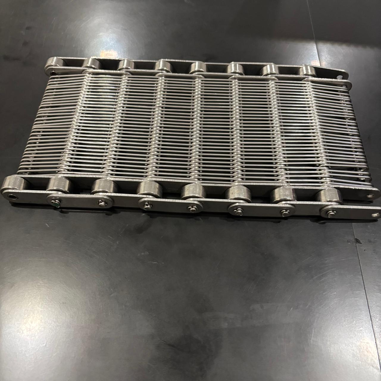 Wiremesh conveyor dengan chain edge